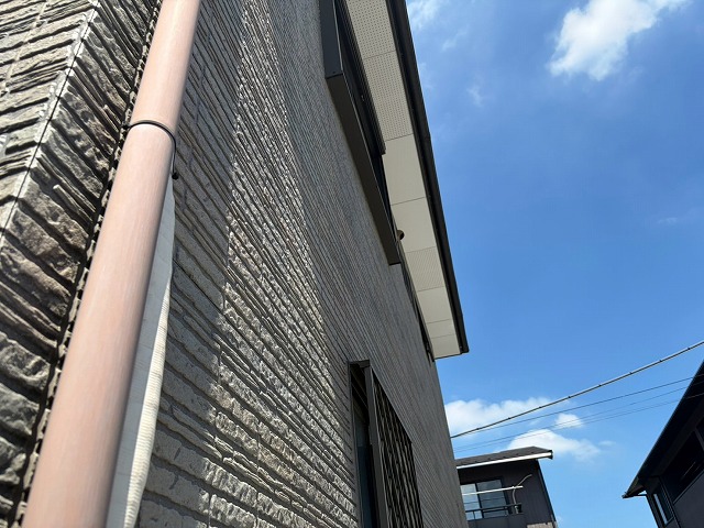 戸田市で付帯部・基礎調査！雨樋の色褪せ・金物の錆やひび割れ放置の危険性