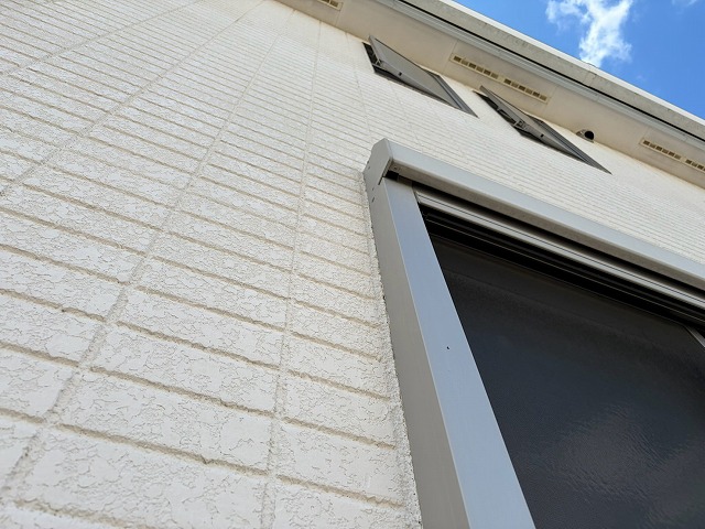 白い外壁の戸建て