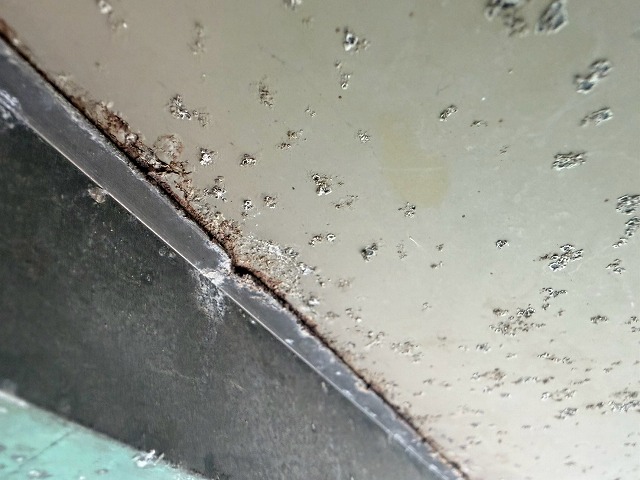 越谷市で庇裏にプツプツした劣化を確認！塗膜の浮き・剥がれに注意