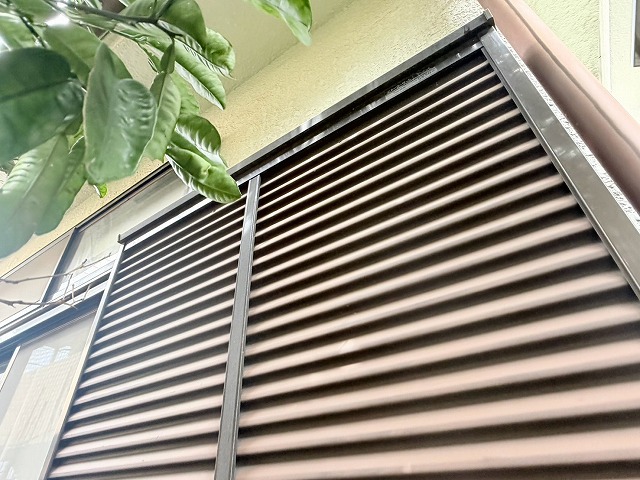 色褪せが進行した雨戸