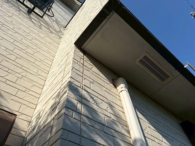 春日部市で雨樋と軒天が劣化！チョーキングや溜まった汚れを放置するとどうなる？