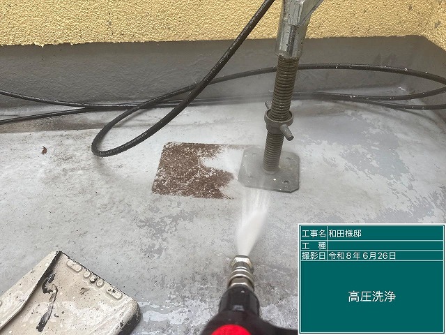 汚れが溜まったベランダの洗浄作業